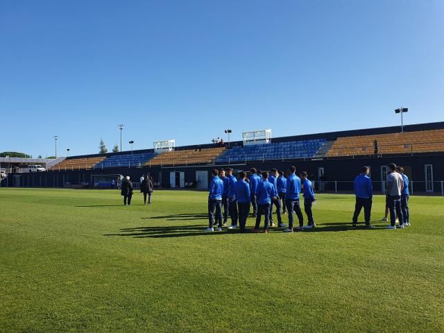 La expedición blanquiazul inspecciona el campo antes del partido