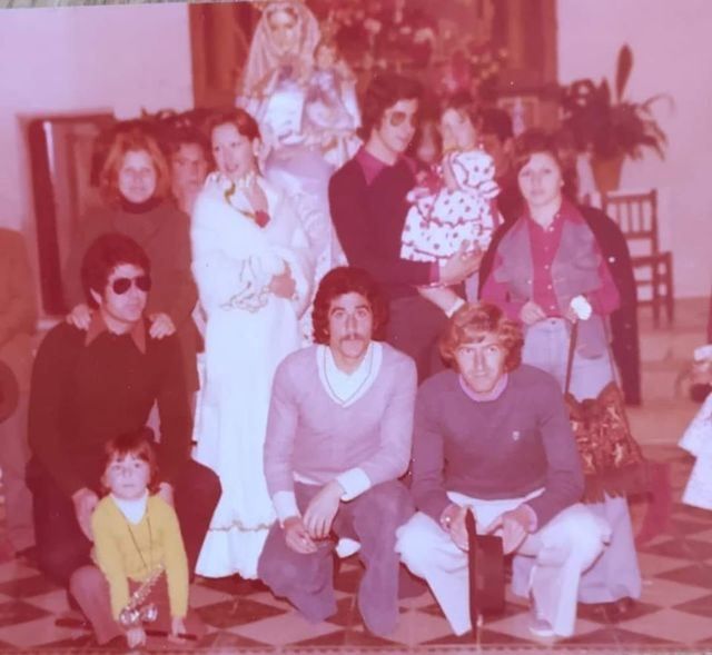 Jaime, Pedro y Goyo Benito y sus familias junto a la Virgen de la Bienvenida