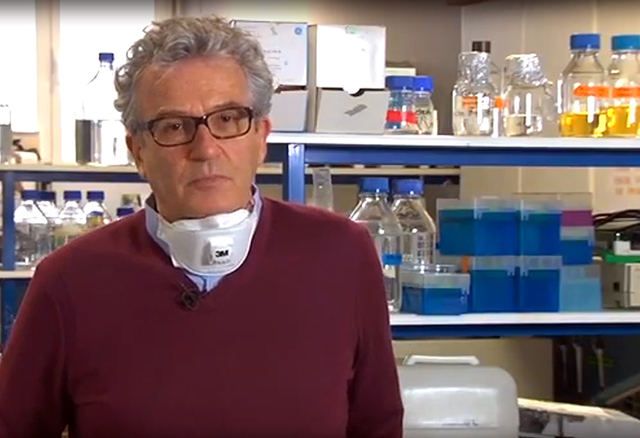 El profesor José Manuel Bautista en su laboratorio de la Universidad Complutense