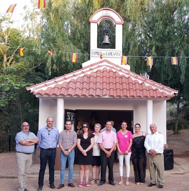 Foto de familia ante la localidad jareña.