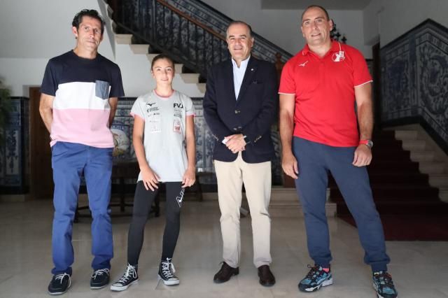 El alcalde recibe a Airoa Martín, la joven promesa del judo talaverano