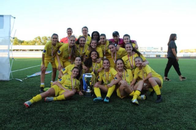 Las ganadoras con el trofeo.