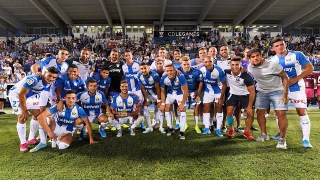 Los pepineros con su trofeo.