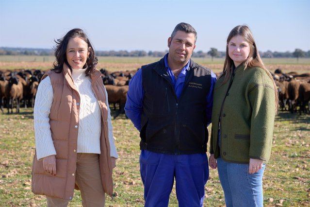 Montse Ludeña, directora del proyecto; José Jiménez, ganadero; Begoña Albarrán Gil, accionista y representante de la propiedad