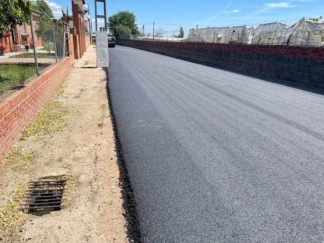 Continúan los trabajos de asfaltado en los caminos de la ciudad