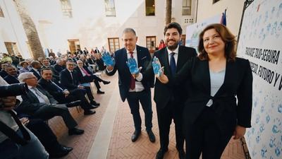 El presidente de los regantes murcianos llama "payasos" a García-Page y al delegado del Gobierno