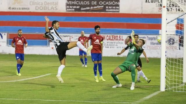 Luis Alcalde remata el primer gol de los andaluces.