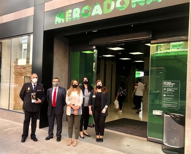 Carlos Ángel Devia visita el nuevo supermercado inaugurado en Talavera