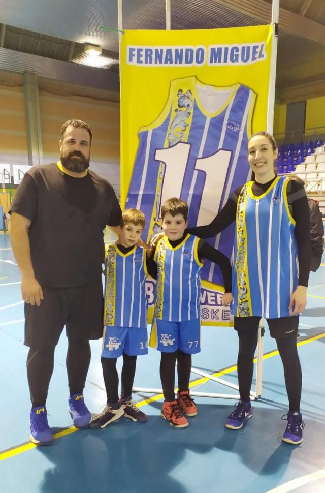 Foto del día de su homenaje en el Club junto a su mujer Carolina y sus hijos