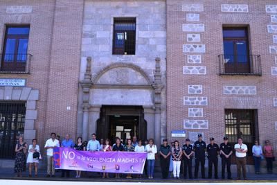 El Ayuntamiento de Talavera guarda un minuto de silencio por las nueve mujeres asesinadas