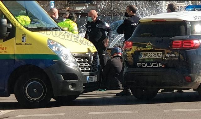 TALAVERA | Un vehículo se da a la fuga tras atropellar a un motorista en pleno centro