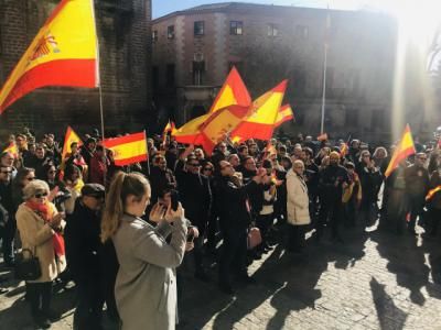 Cientos de personas se concentran en la región para exigir a Sánchez que "respete" la Constitución y la soberanía