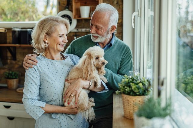 Pareja de personas mayores con su mascota.