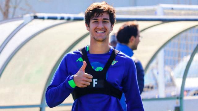 El joven jugador con la camiseta de entrenamiento del Real Betis