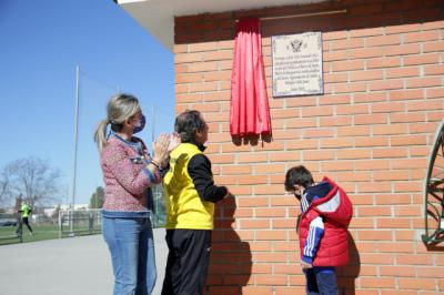 Milagros Tolón descubre una placa homenaje en el campo de fútbol del Polígono