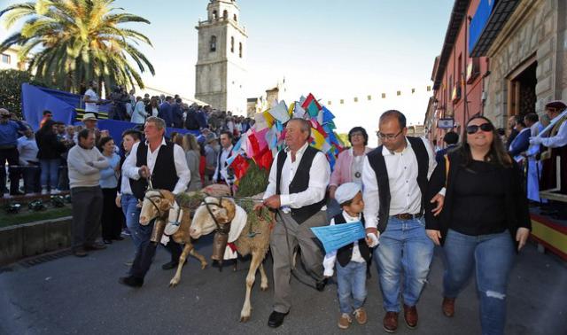 Las Mondas se lucen en un Cortejo de gran participación - Foto: Manu Reino