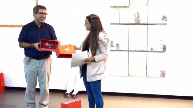 Moisés de la Heras recogiendo el premio al mejor relato corto