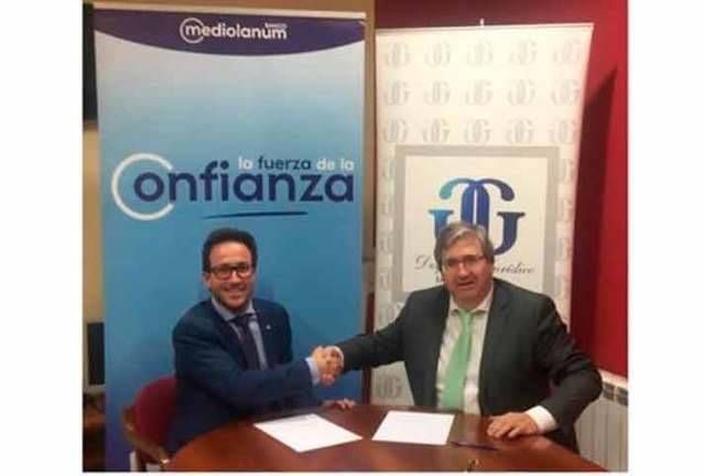 Firma del  acuerdo de colaboración entre Emilio Gutiérrez y Banco Mediolanum