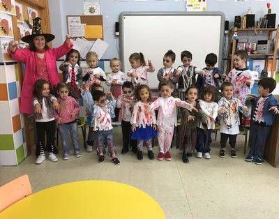 Los zombis invadieron ayer el Colegio Ruiz de Luna al ritmo de ‘Thriller’ (VÍDEO)