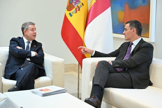 El presidente del Gobierno, Pedro Sánchez (d), durante su reunión con el presidente de Castilla-La Mancha, Emiliano García-Page (i), en el Complejo de La Moncloa