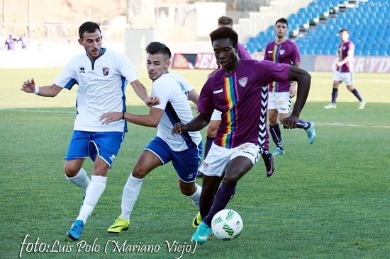 El jugador nigeriano con el escudo del Guadalajar