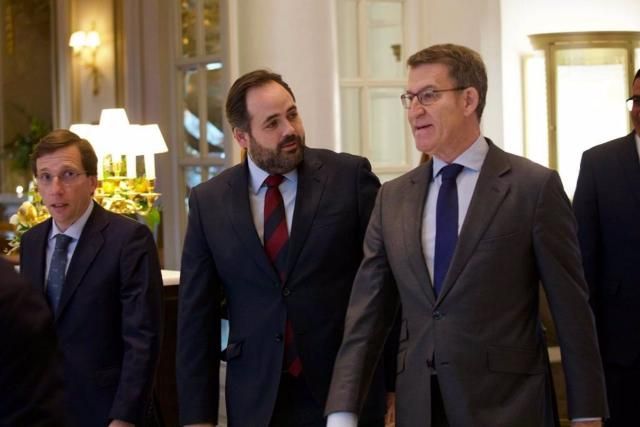 Nuñez junto a Feijóo y Almeida, en un desayuno informativo en Madrid 