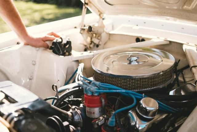 ¿Sabes cómo se debe reciclar el aceite usado del coche?