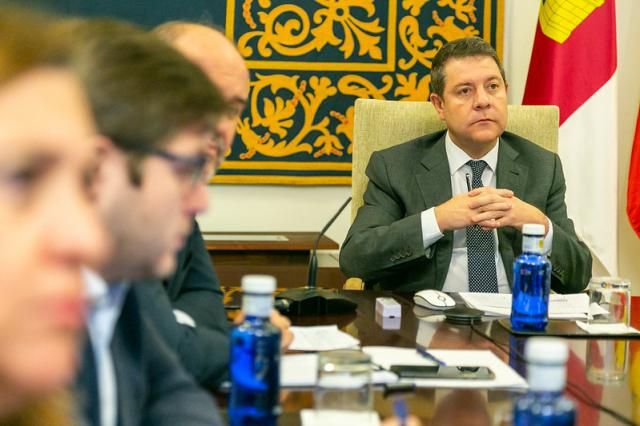 Page, con rostro serio, durante la conferencia telemática de esta mañana con Sánchez