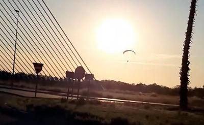 VIDEO | No era un pájaro ni era un avión... sólo disfrutaba de la puesta de sol sobre el Tajo en Talavera