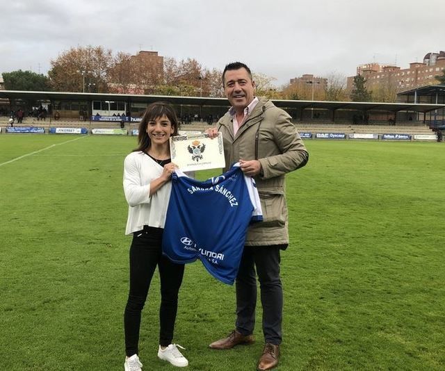 Homenaje blanquiazul a Sandra y al decano