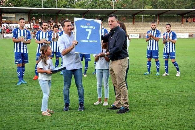 Pedro Díaz, entrenador blanquiazul, homenajeado en el Prado