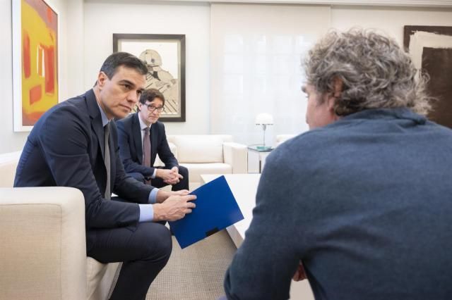 Sánchez antes del inicio de la conferencia con los presidentes autonómicos