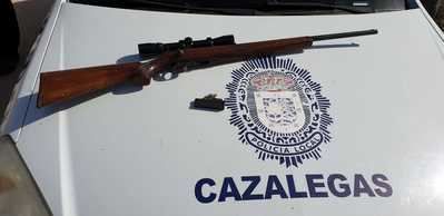 La Policía de Cazalegas interviene un rifle cargado, lo llevaba en el asiento del coche