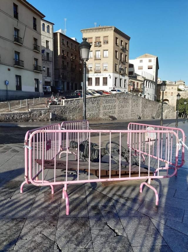 Así apareció la estatua en la madrugada de este sábado al domingo.