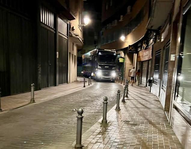 ¿Paso o no paso? La odisea de un tráiler en una calle céntrica de Talavera