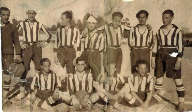 Temporada 1934-35. El de la boina es Vicente Rivera Fernández, padre de Alberto Rivera (Asprodeta). Al finalizar la siguiente temporada fichó por el Atlético Aviación (Hoy Atlético de Madrid). Con el inicio de la guerra civil fue movilizado. Una joya de fotografía que bien merece nuestro reconocimiento a quien no la ha prestado. ¡Gracias!