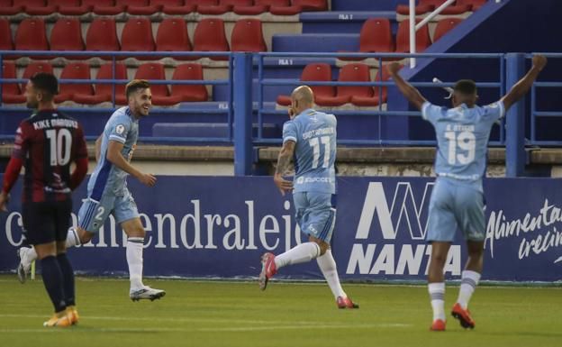 Los pacenses festejan el gol en el Francisco de la Hera de Almendralejos