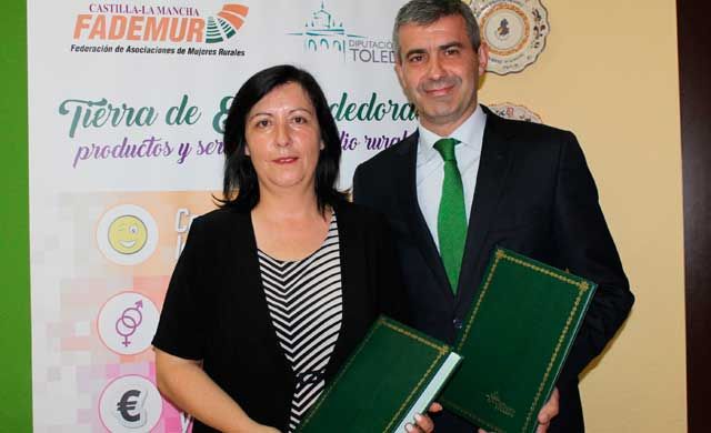 Firman un convenio para financiar una iniciativa por el empleo y la mujer rural