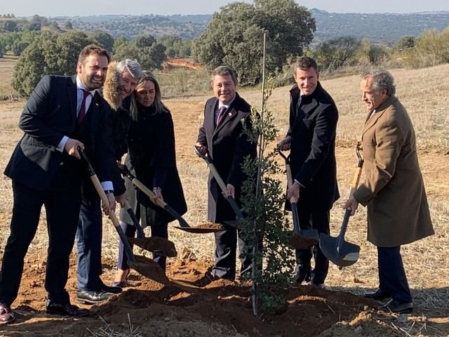 Puy du Fou planta una encina, en lugar de una primera piedra, en señal de ecologismo