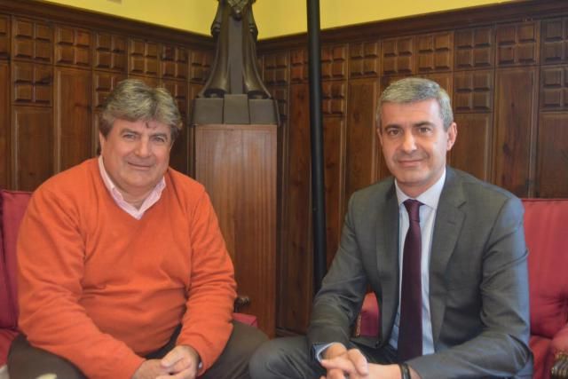 Álvaro Gutiérrez repasa con el alcalde de Montearagón los proyectos apoyados por la Diputación