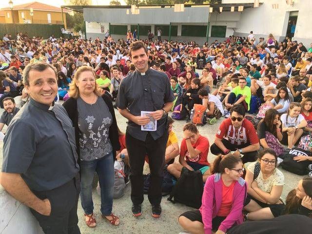 La alcaldesa de Puerto de San Vicente, Felicidad Oliva, junto a los 800 peregrinos del Obispado de Córdoba