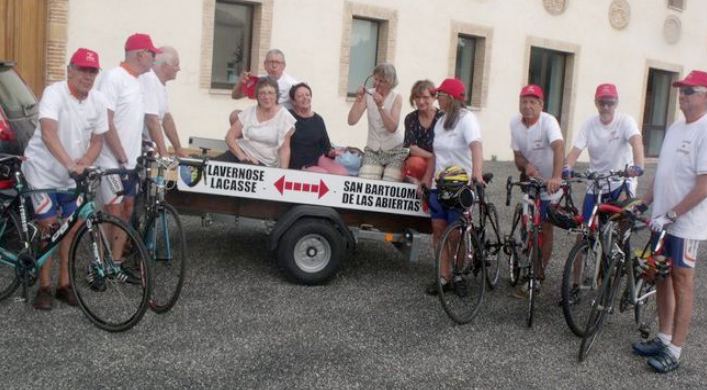 Cicloturistas franceses visitan San Bartolomé de las Abiertas