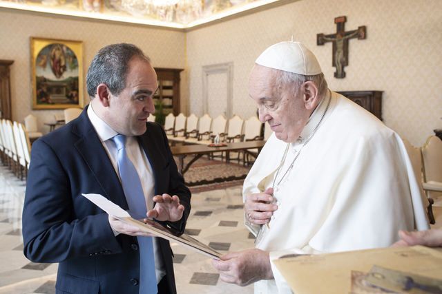 El Papa Francisco recibe en audiencia privada a un reconocido toledano