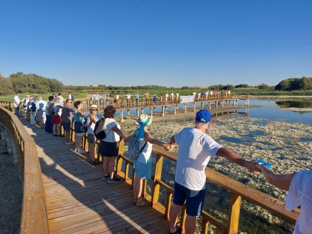 Medio centenar de personas “abrazan el agua” en La Tablas de Daimiel