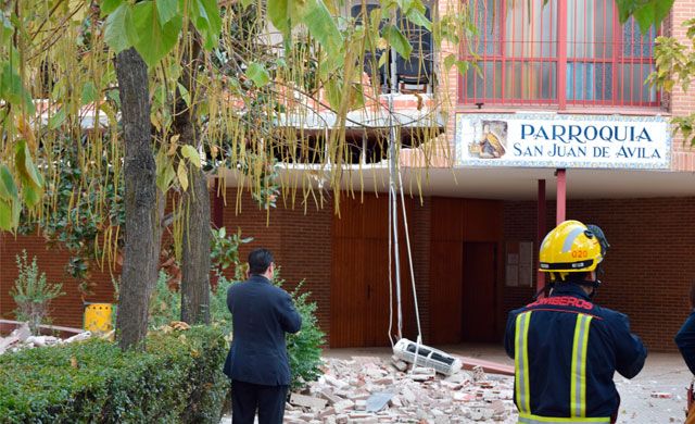 Los peritos del seguro estudian las causas del derrumbe de la iglesia