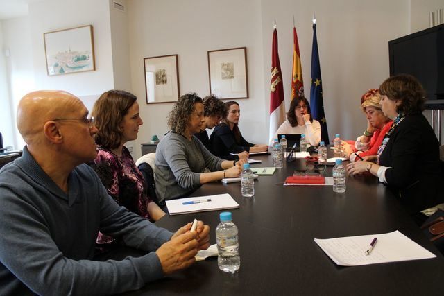 Reunión de las representantes de la plataforma con la consejera de Igualdad.