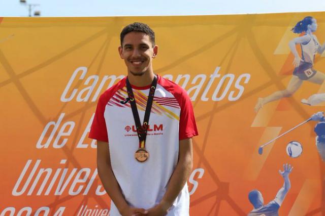 Brahim El Ourzadi con la medalla de bronce