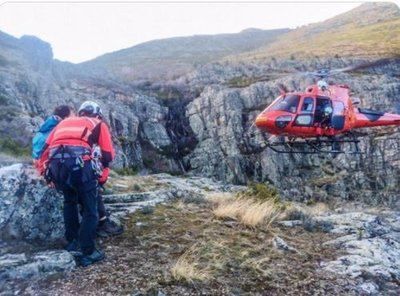 Un helicoptero rescata a un senderista herido 