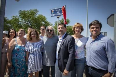 El mítico Rosendo inaugura la placa de la calle que lleva su nombre