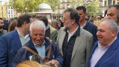 Rajoy se da un baño de multitudes en Toledo estrechando manos, dando besos y haciéndose fotos